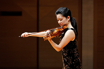 バッハの《無伴奏ヴァイオリン・ソナタとパルティータ》を演奏する金川真弓